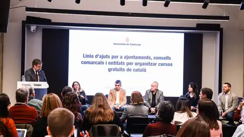 El Govern impulsa 350 cursos gratuïts de català per remuntar-ne l'ús social El Govern impulsa 350 cursos gratuïts de català per remuntar-ne l'ús social