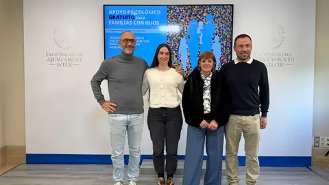 Aurora Rodil, concejala en Elche, con especialistas del servicio de Atención Psicológica del Ayuntamiento. Aurora Rodil, concejala en Elche, con especialistas del servicio de Atención Psicológica del Ayuntamiento.