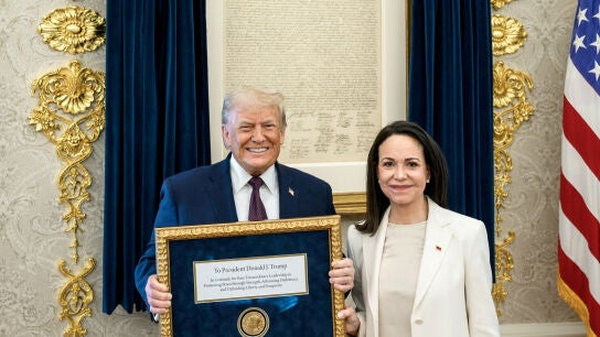 Mar&iacute;a Corina Machado le entrega la medalla del Nobel de la Paz a Trump