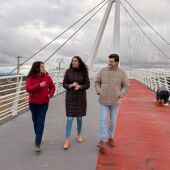 Responsables de la Junta y de la empresa han visitado la pasarela peatonal