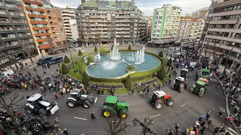 Cerca de 200 tractores quedan en el centro de Oviedo en protesta por el acuerdo UE-Mercosur Cerca de 200 tractores quedan en el centro de Oviedo en protesta por el acuerdo UE-Mercosur