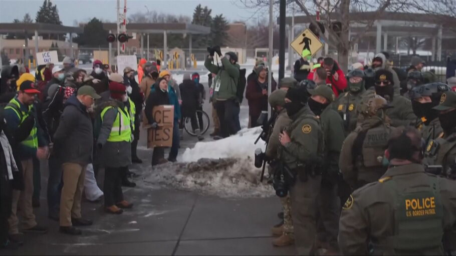 Manifestantes protestan frente a agentes del ICE en Minnesota.