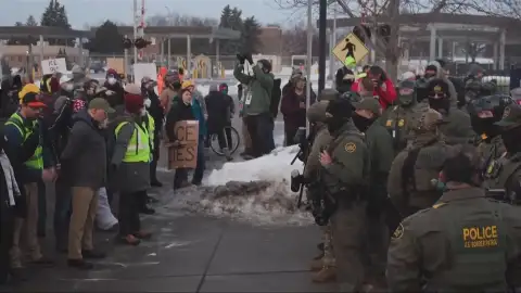 Manifestantes protestan frente a agentes del ICE en Minnesota. Manifestantes protestan frente a agentes del ICE en Minnesota.