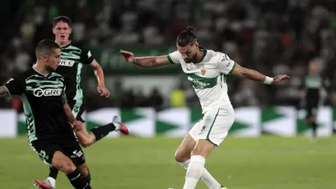 Léo Petrot, en un partido con el Elche. Léo Petrot, en un partido con el Elche.
