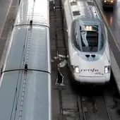 Imagen de archivo de dos trenes estacionados Imagen de archivo de dos trenes estacionados