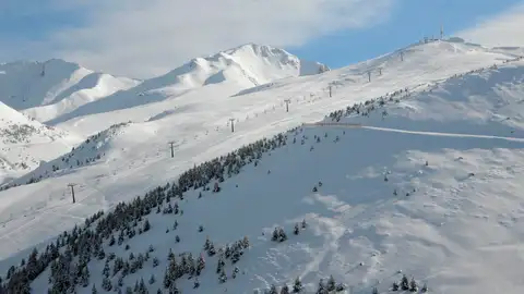magen de archivo con las pistas al fondo de la estación de Esquí de Cerler (Huesca). magen de archivo con las pistas al fondo de la estación de Esquí de Cerler (Huesca).