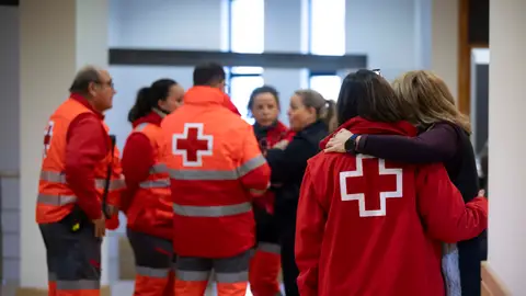 Miembros de la Cruz Roja atienden a familiares de víctimas en el siniestro ferroviario de Adamuz (Córdoba) Miembros de la Cruz Roja atienden a familiares de víctimas en el siniestro ferroviario de Adamuz (Córdoba)