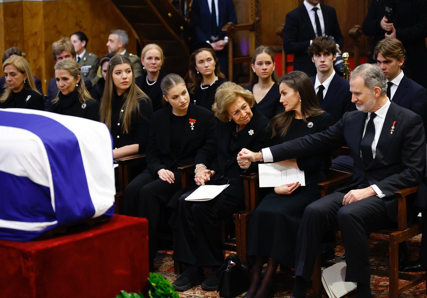 La Reina Sofía, consolada por los Reyes y sus hijas en el funeral de Irene de Grecia La Reina Sofía, consolada por los Reyes y sus hijas en el funeral de Irene de Grecia