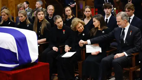 Felipe VI consuela a su madre, la reina Sofía, en el funeral por su hermana la princesa Irene de Grecia Felipe VI consuela a su madre, la reina Sofía, en el funeral por su hermana la princesa Irene de Grecia
