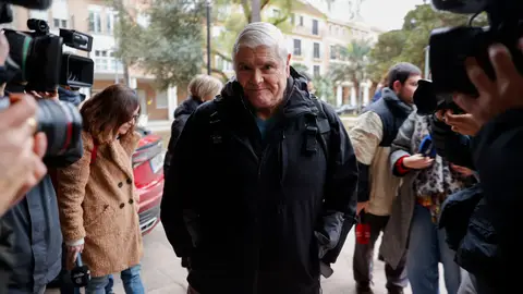 El inspector jefe del Consorcio Provincial de Bomberos de Valencia y jefe operativo de la emergencia el día de la dana, José Miguel Basset, a su llegada al juzgado este lunes. El inspector jefe del Consorcio Provincial de Bomberos de Valencia y jefe operativo de la emergencia el día de la dana, José Miguel Basset, a su llegada al juzgado este lunes.