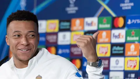Mbappé protege a Vinícius y pide al madridismo que "no piten a un jugador solo" Mbappé protege a Vinícius y pide al madridismo que "no piten a un jugador solo"