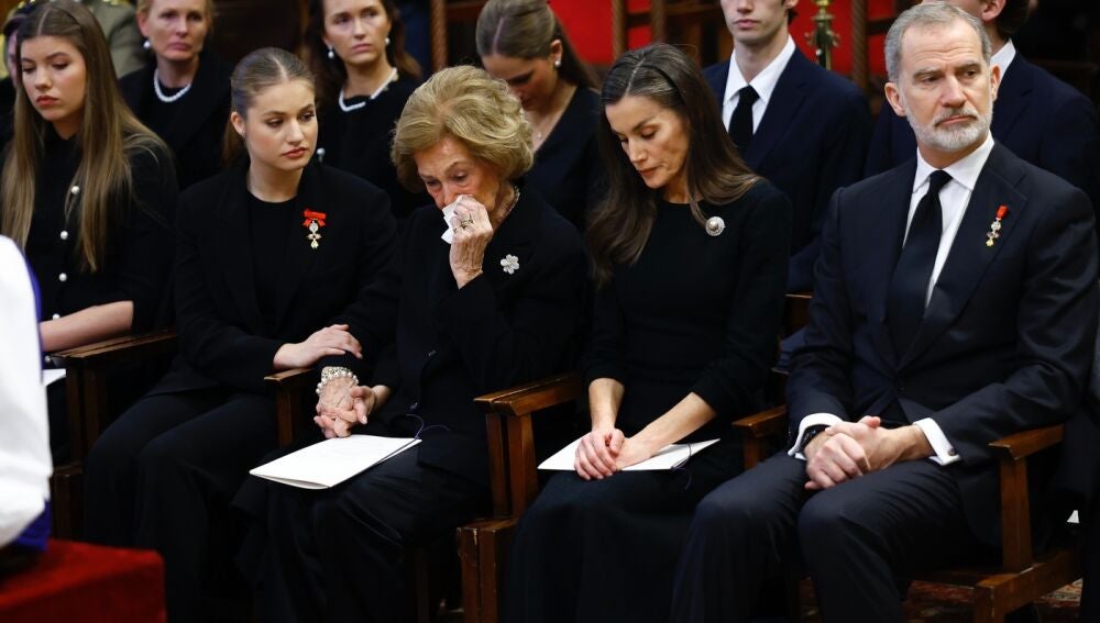 La tristeza de Doña Sofía al despedir a su hermana, la princesa Irene de Grecia