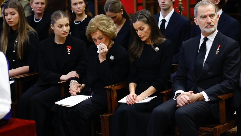 La tristeza de Doña Sofía al despedir a su hermana, la princesa Irene de Grecia La tristeza de Doña Sofía al despedir a su hermana, la princesa Irene de Grecia