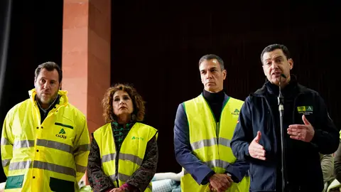 El ministro de Transportes, Óscar Puente, la vicepresidenta Primera, María Jesús Montero, el presidente del Gobierno, Pedro Sánchez, y el presidente de la Junta de Andalucía, Juanma Moreno El ministro de Transportes, Óscar Puente, la vicepresidenta Primera, María Jesús Montero, el presidente del Gobierno, Pedro Sánchez, y el presidente de la Junta de Andalucía, Juanma Moreno/ REUTERS/Ana Beltran