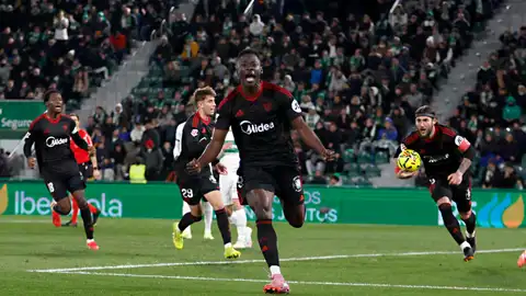 El delantero del Sevilla Akor Adams celebra tras marcar el segundo gol ante el Elche, durante el partido de LaLiga EA Sports que Elche CF y Sevilla FC disputan este lunes en el estadio Martínez Valero El delantero del Sevilla Akor Adams celebra tras marcar el segundo gol ante el Elche, durante el partido de LaLiga EA Sports que Elche CF y Sevilla FC disputan este lunes en el estadio Martínez Valero