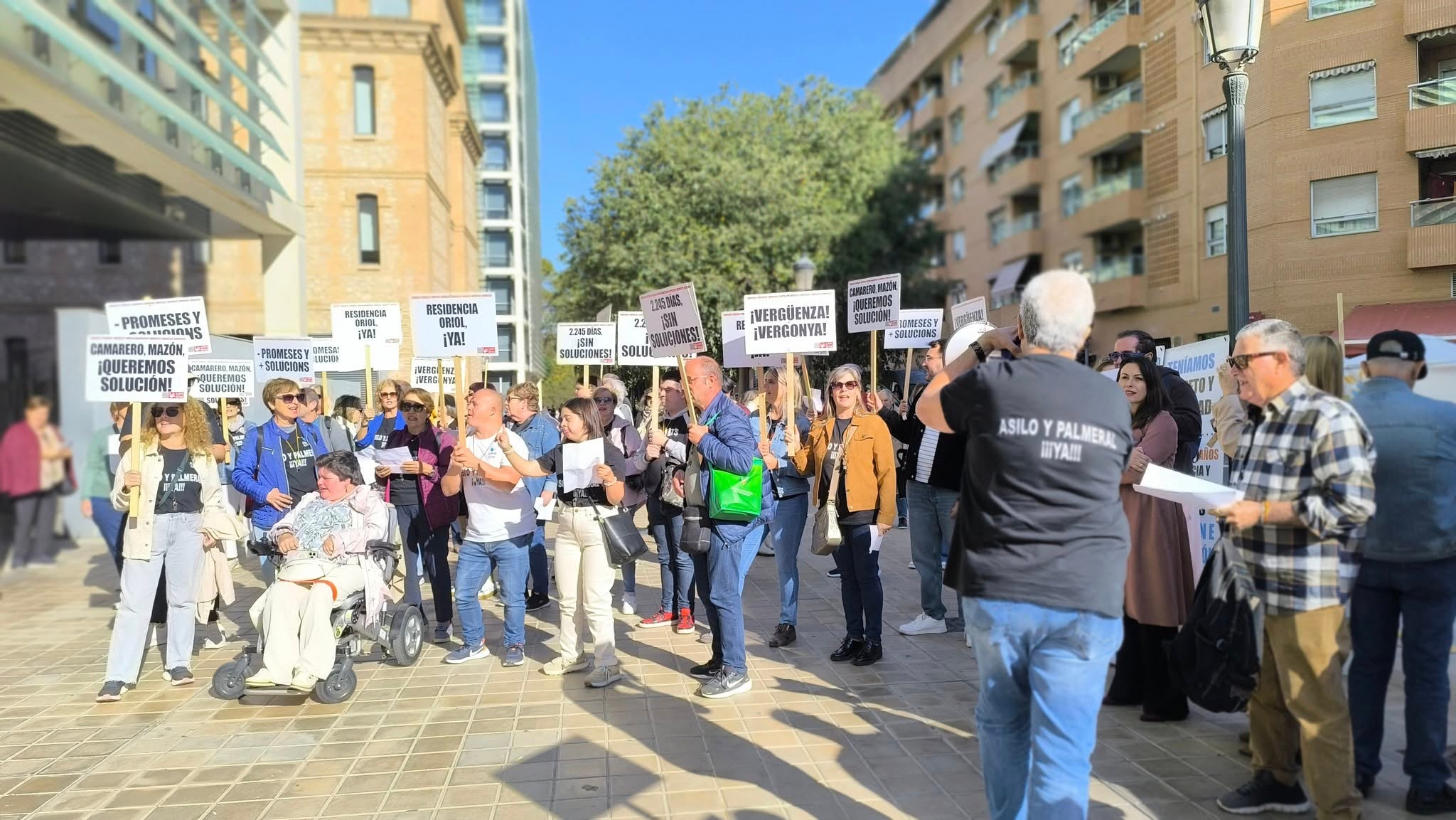 Siete años de interminable odisea de la AMPA Oriol a la espera de la residencia para los 30 usuarios desplazados a Torrevieja Siete años de interminable odisea de la AMPA Oriol a la espera de la residencia para los 30 usuarios desplazados a Torrevieja