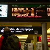 Imagen de usuarios en la estación de trenes de Málaga, María Zambrano,