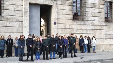 Concentración a las puertas de la Delegación del Gobierno en la Comunitat Valenciana. Concentración a las puertas de la Delegación del Gobierno en la Comunitat Valenciana.