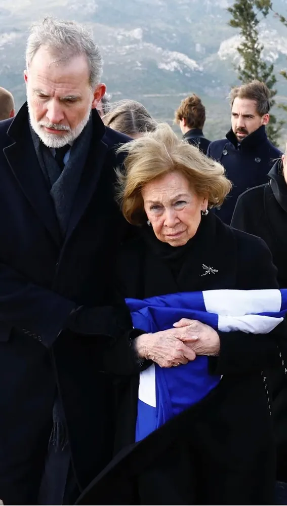 Doña Sofía abraza la bandera griega que cubrió el ataúd de su hermana en el cementerio deTatoi Doña Sofía abraza la bandera griega que cubrió el ataúd de su hermana en el cementerio deTatoi