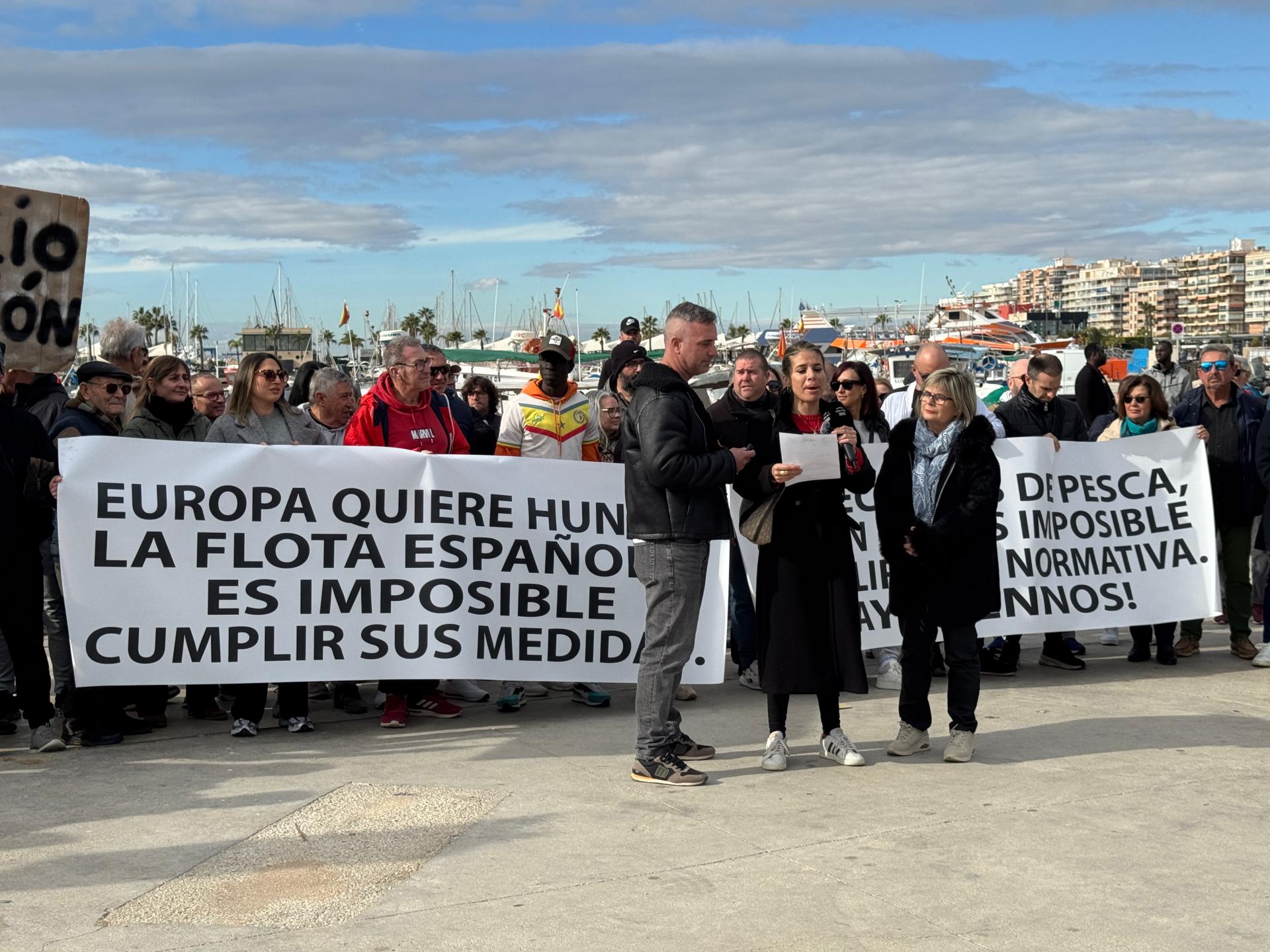 La flota pesquera de Santa Pola no sale a faenar en protesta por las nuevas medidas de la UE en el sector La flota pesquera de Santa Pola no sale a faenar en protesta por las nuevas medidas de la UE en el sector