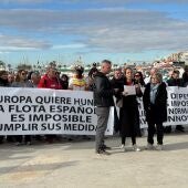 Concentración de pescadores en el puerto de Santa Pola.