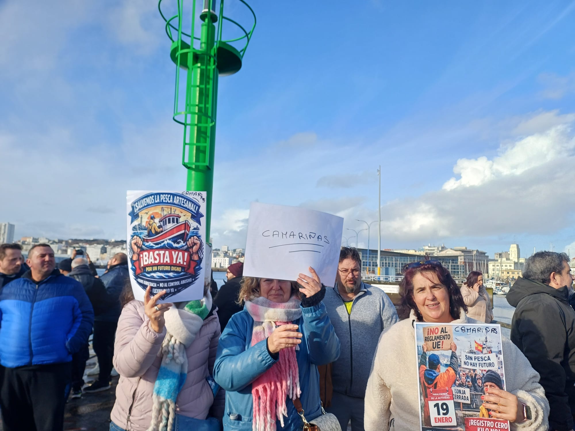 Los pescadores protestan en A Coruña contra el control de horarios y pesaje que impone la Unión Europea Los pescadores protestan en A Coruña contra el control de horarios y pesaje que impone la Unión Europea