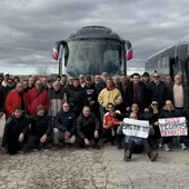 Miembros de la Cofradía de Pescadores camino de Madrid. Miembros de la Cofradía de Pescadores camino de Madrid.