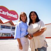 Pilar Larrea y Maria Del Mar, Garcia Caparros, directora de la fábrica de Deoleo en Alcolea