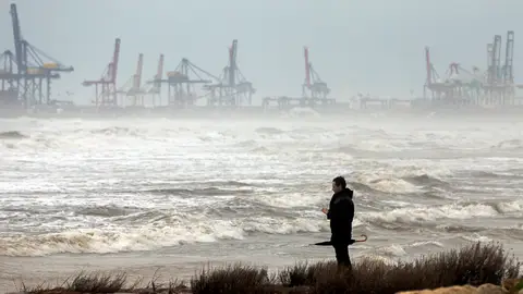 Un hombre contempla el estado de la mar en Port Saplaya, Valencia. Un hombre contempla el estado de la mar en Port Saplaya, Valencia.