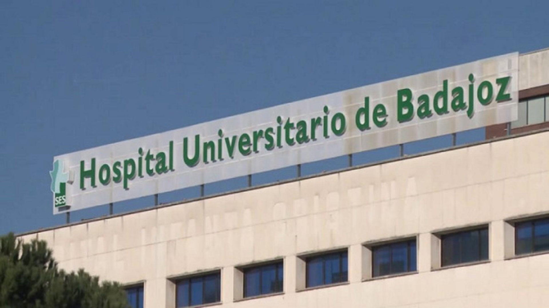 Seis personas de entre 9 y 82 años son asistidas en el incendio de una vivienda en la Barriada de San Fernando de Badajoz Seis personas de entre 9 y 82 años son asistidas en el incendio de una vivienda en la Barriada de San Fernando de Badajoz