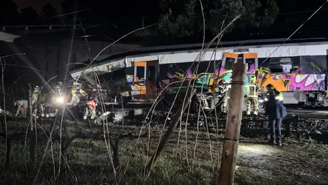 Al menos 20 heridos por el choque de un tren de Rodalies con un muro caído sobre la vía en Gelida después de un descarrilamiento entre Tordera y Maçanet (Barcelona) Al menos 20 heridos por el choque de un tren de Rodalies con un muro caído sobre la vía en Gelida después de un descarrilamiento entre Tordera y Maçanet (Barcelona)