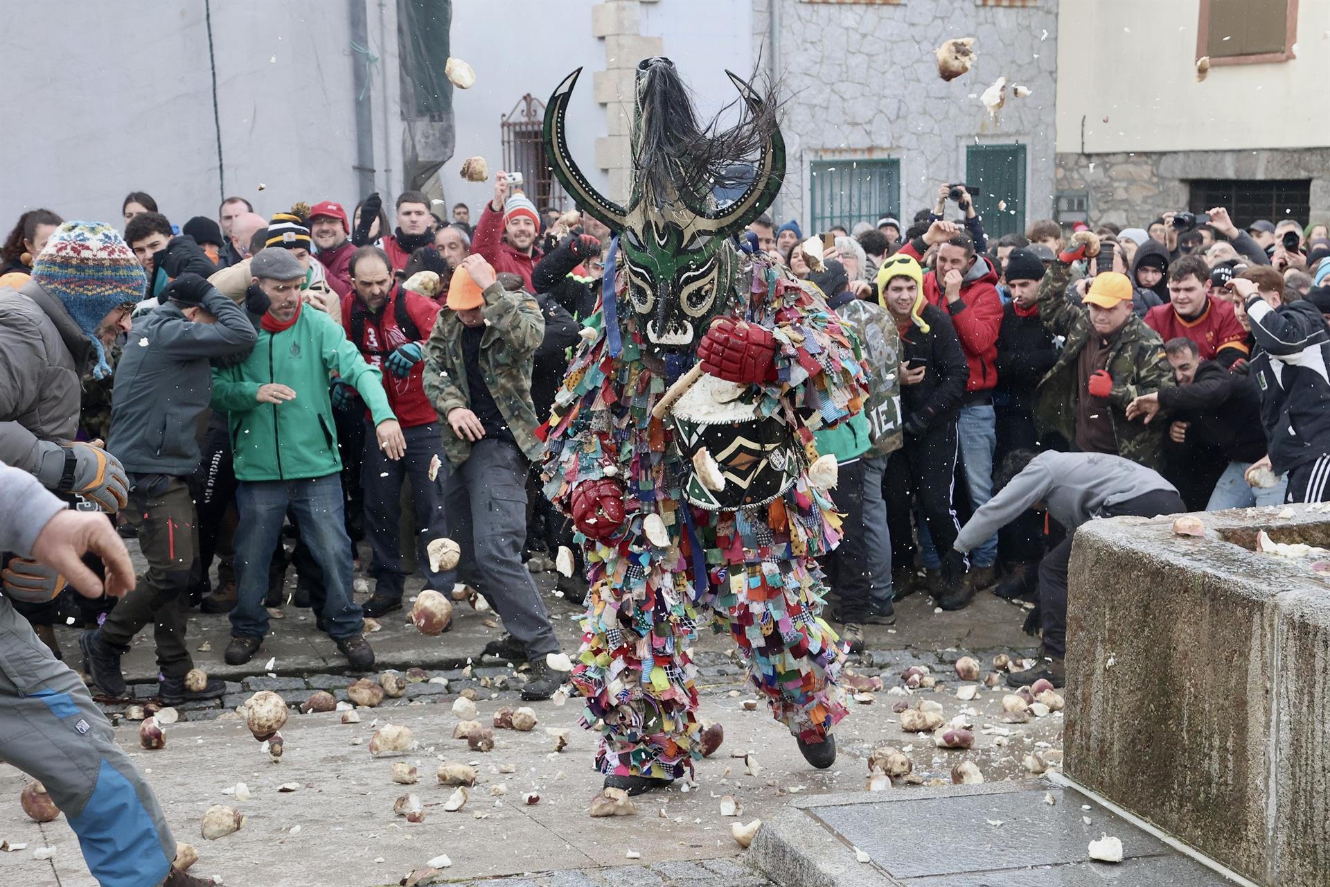 Jaramplas vuelve a recorrer las calles de Piornal bajo una lluvia de 30 toneladas de nabos Jaramplas vuelve a recorrer las calles de Piornal bajo una lluvia de 30 toneladas de nabos