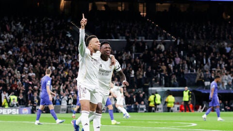 Mbapp&eacute; y Vinicius celebran la victoria ante el Monaco