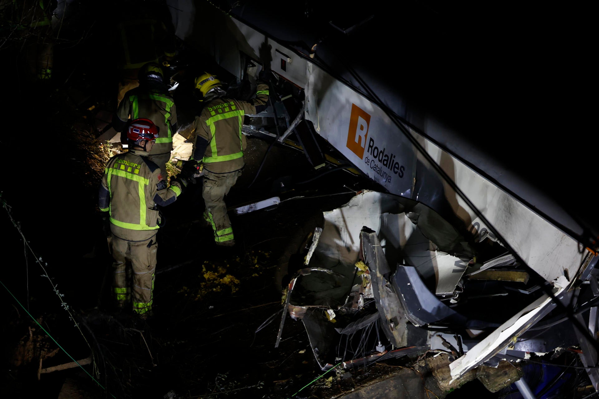 Un muerto y decenas de heridos en el choque de un tren de Rodalies con un muro que ha caído a las vías en Gelida (Barcelona) Un muerto y decenas de heridos en el choque de un tren de Rodalies con un muro que ha caído a las vías en Gelida (Barcelona)
