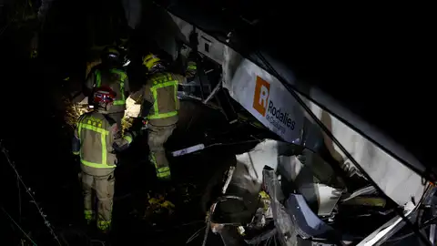 Un muerto y decenas de heridos en el choque de un tren de Rodalies con un muro que ha caído a las vías en Gelida (Barcelona) Un muerto y decenas de heridos en el choque de un tren de Rodalies con un muro que ha caído a las vías en Gelida (Barcelona)
