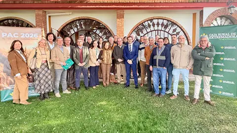Caja Rural de Extremadura reúne a una docena de entidades para analizar el futuro del sector ganadero Caja Rural de Extremadura reúne a una docena de entidades para analizar el futuro del sector ganadero