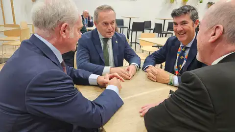 El Consejero Manuel Martín se reúne con compañías aéreas que operan desde el aeropuerto de Badajoz El Consejero Manuel Martín se reúne con compañías aéreas que operan desde el aeropuerto de Badajoz