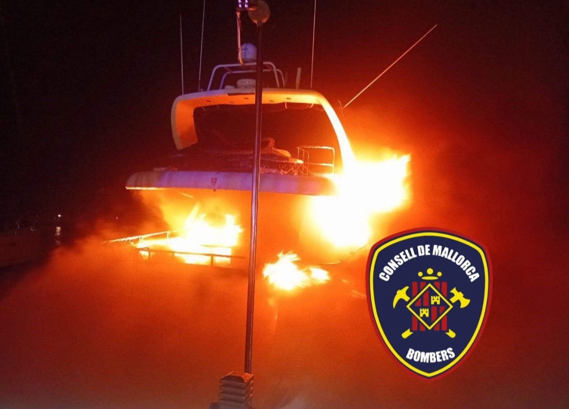 Un incendio calcina un velero en el Club Náutico de s’Arenal sin causar heridos Un incendio calcina un velero en el Club Náutico de s’Arenal sin causar heridos