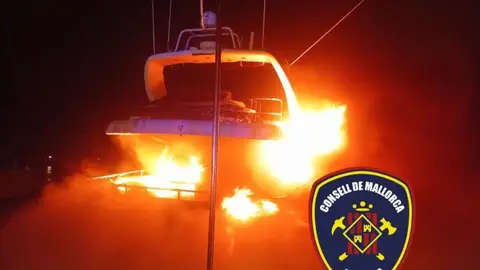 El velero que se ha calcinado en el Club Náutico de s’Arenal. El velero que se ha calcinado en el Club Náutico de s’Arenal.
