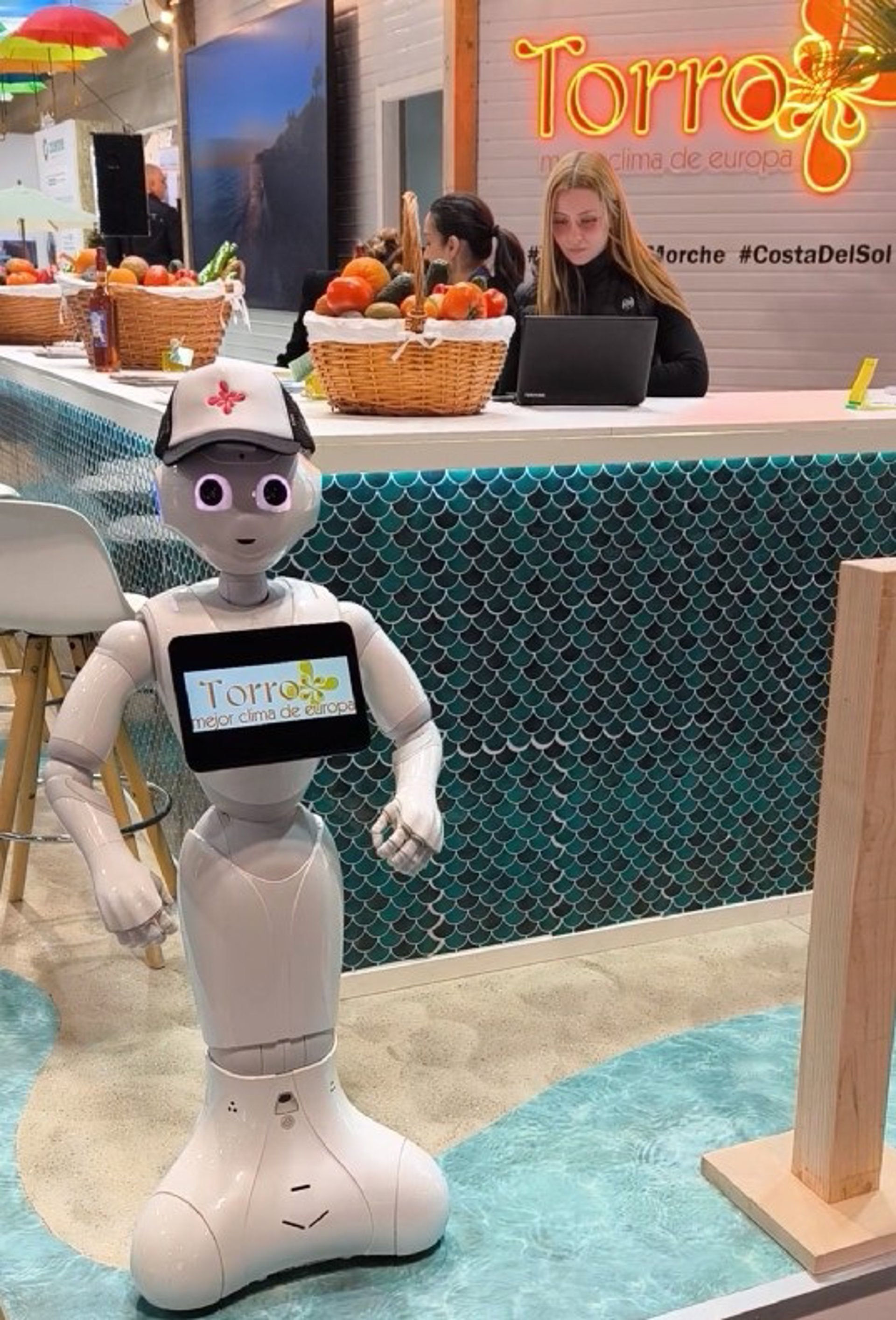 Unos robots humanoides reciben a los visitantes del estand de Torrox en Fitur Unos robots humanoides reciben a los visitantes del estand de Torrox en Fitur