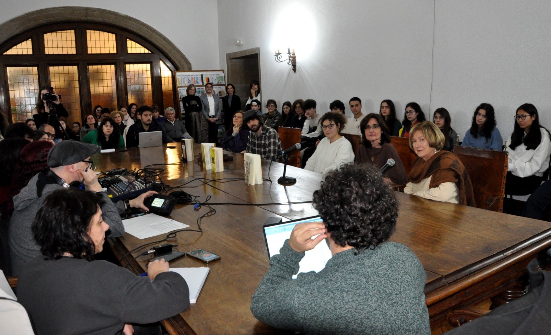 Los ganadores del Premio San Clemente acuden al IES Rosalía de Castro para recibir "el respaldo del futuro del país" Los ganadores del Premio San Clemente acuden al IES Rosalía de Castro para recibir "el respaldo del futuro del país"