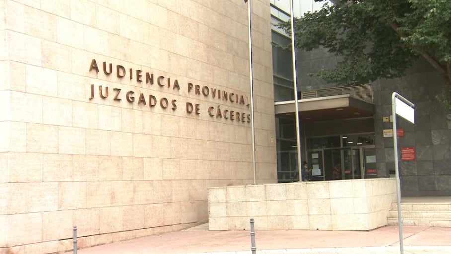 Condenado a seis años de internamiento el menor que apuñaló mortalmente a otro joven en Cáceres en mayo Condenado a seis años de internamiento el menor que apuñaló mortalmente a otro joven en Cáceres en mayo