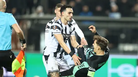 Giannis Michailidis empuja a Diego Llorente. Giannis Michailidis empuja a Diego Llorente.