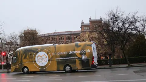 El sello ‘Palencia Gastronómica’ y el Eclipse Total Solar se pasean por Madrid en autobús .