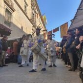 Un pasacalle del Mercado Medieval de Orihuela a su paso por Santo Domingo, una de las joyas arquitectónicas de la ciudad