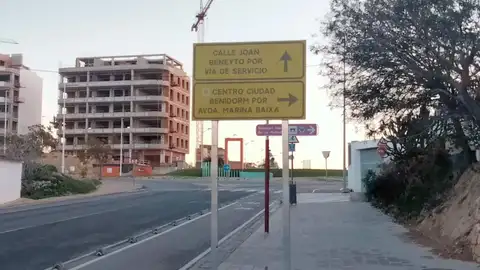 La obra en la calle Cervantes de Villajoyosa comienza en la zona sur y ya se está desviando el tráfico por la Avenida Marina Baixa La obra en la calle Cervantes de Villajoyosa comienza en la zona sur y ya se está desviando el tráfico por la Avenida Marina Baixa