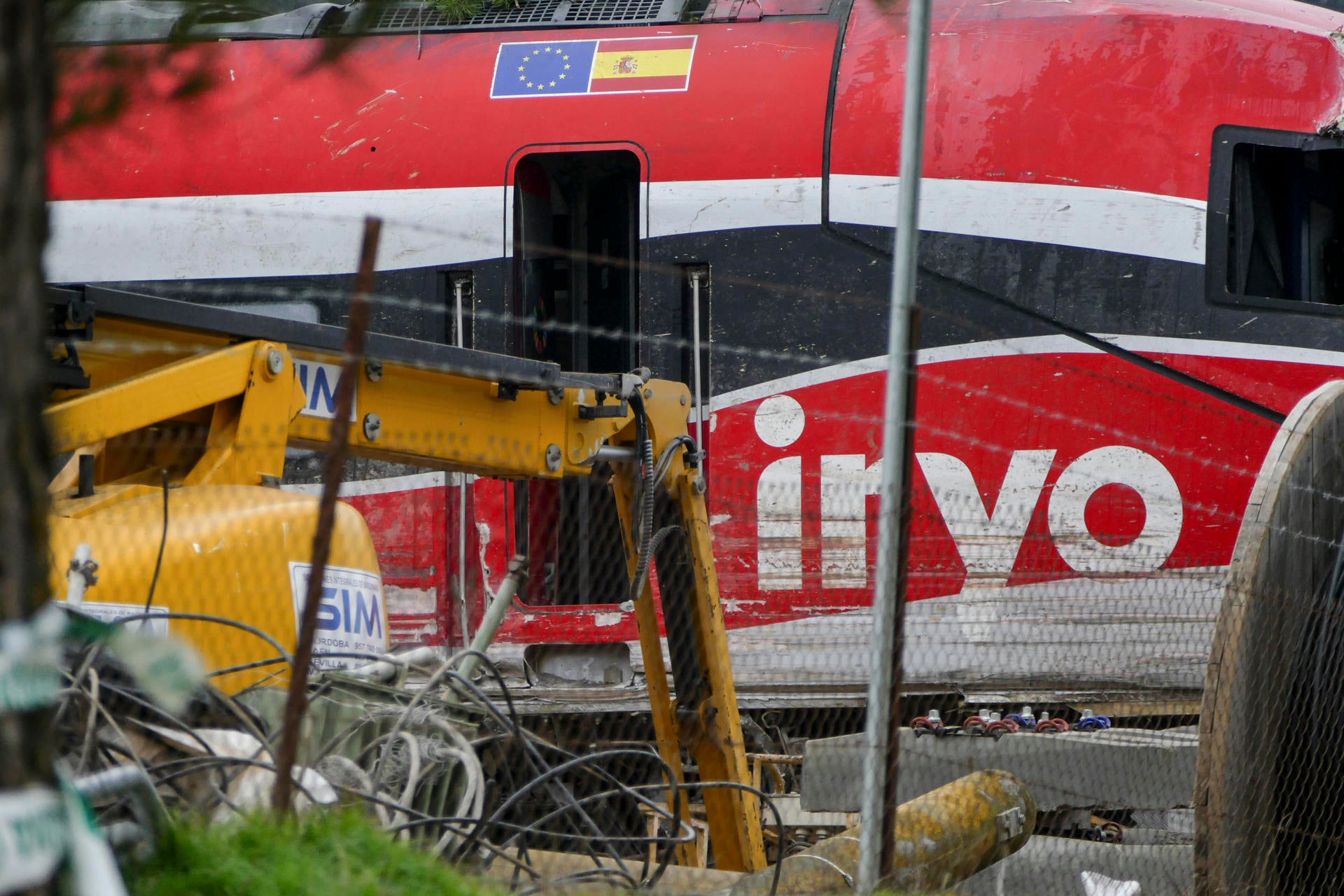Una grúa trabaja en el vagón 8 del tren Iryo, el último vagón que chocó al descarrilar contra el Alvia Una grúa trabaja en el vagón 8 del tren Iryo, el último vagón que chocó al descarrilar contra el Alvia