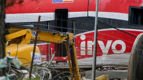 Una gr&uacute;a trabaja en el vag&oacute;n 8 del tren Iryo, el &uacute;ltimo vag&oacute;n que choc&oacute; al descarrilar contra el Alvia