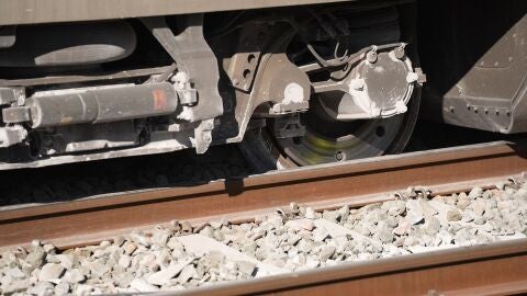 Vista de las ruedas de uno de los vagones del tren de Iryo fuera de los carriles de la v&iacute;a, a 20 de enero de 2026, en Adamuz