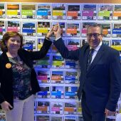 La alcaldesa de Almoradí, María Gómez, y el presidente de la Diputación de Alicante y del Patronato Costa Blanca, Toni Pérez, en FITUR